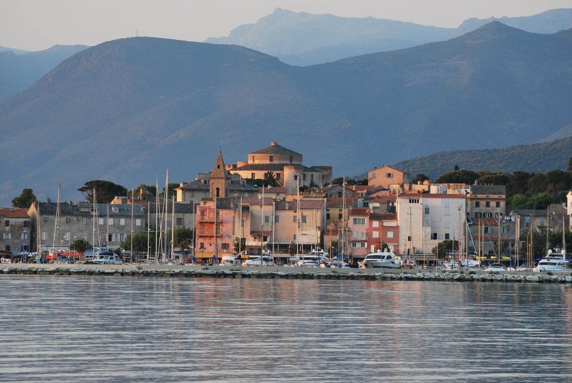 Adonis Saint Florent Екстериор снимка